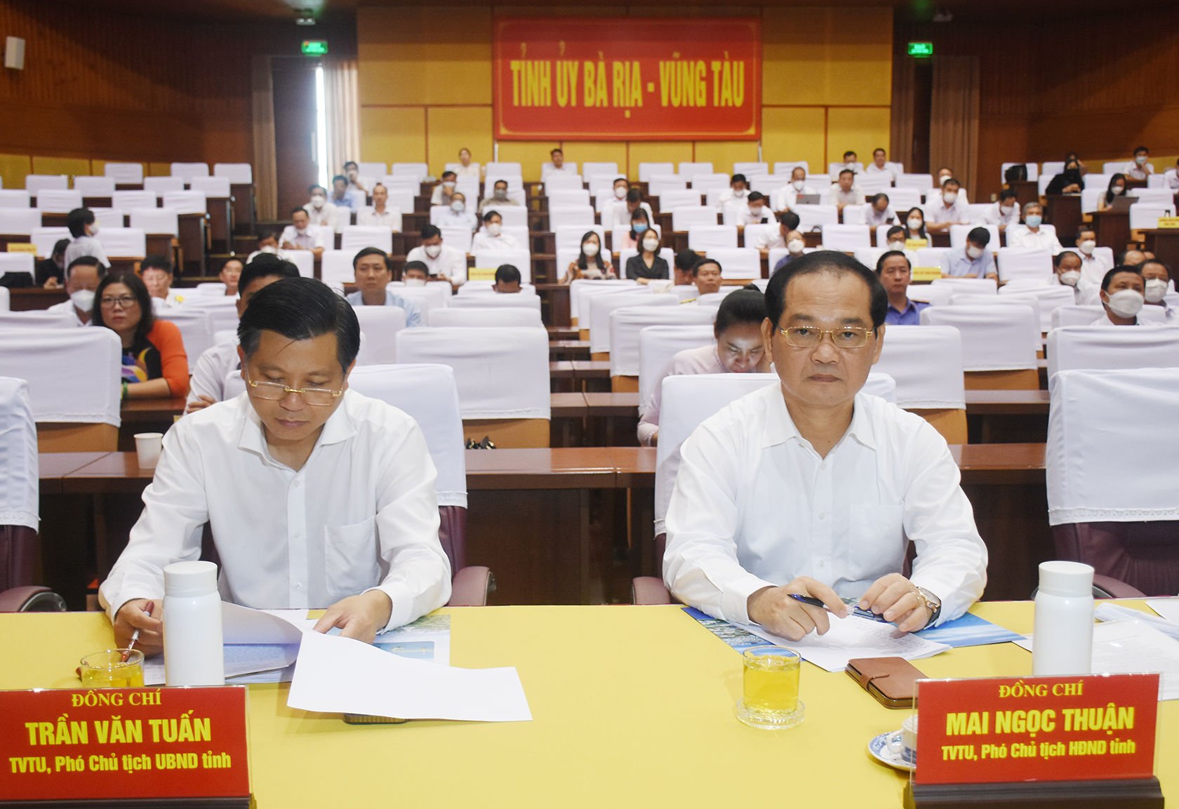 Ông Mai Ngọc Thuận, Phó Chủ tịch HĐND tỉnh và ông Trần Văn Tuấn,  Phó Chủ tịch UBND tỉnh tham dự hội nghị tại điểm cầu BR-VT.