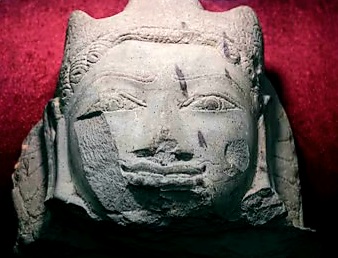 Phù điêu mặt người có niên đại từ thế kỷ V - VII.
