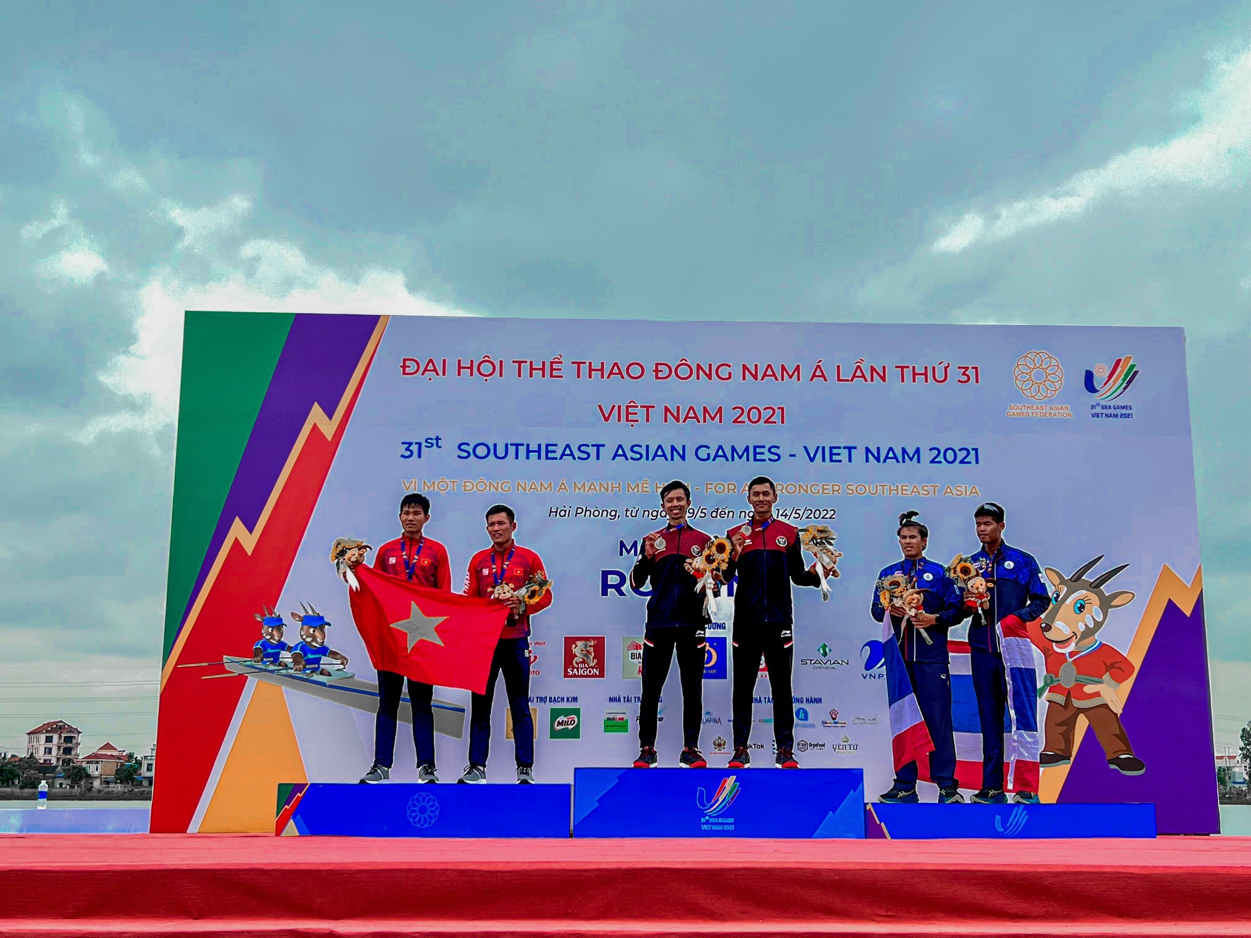 VĐV Trần Dương Nghĩa (bên trái) tại lễ trao giải môn thi đua thuyền rowing - SEA Games 31.