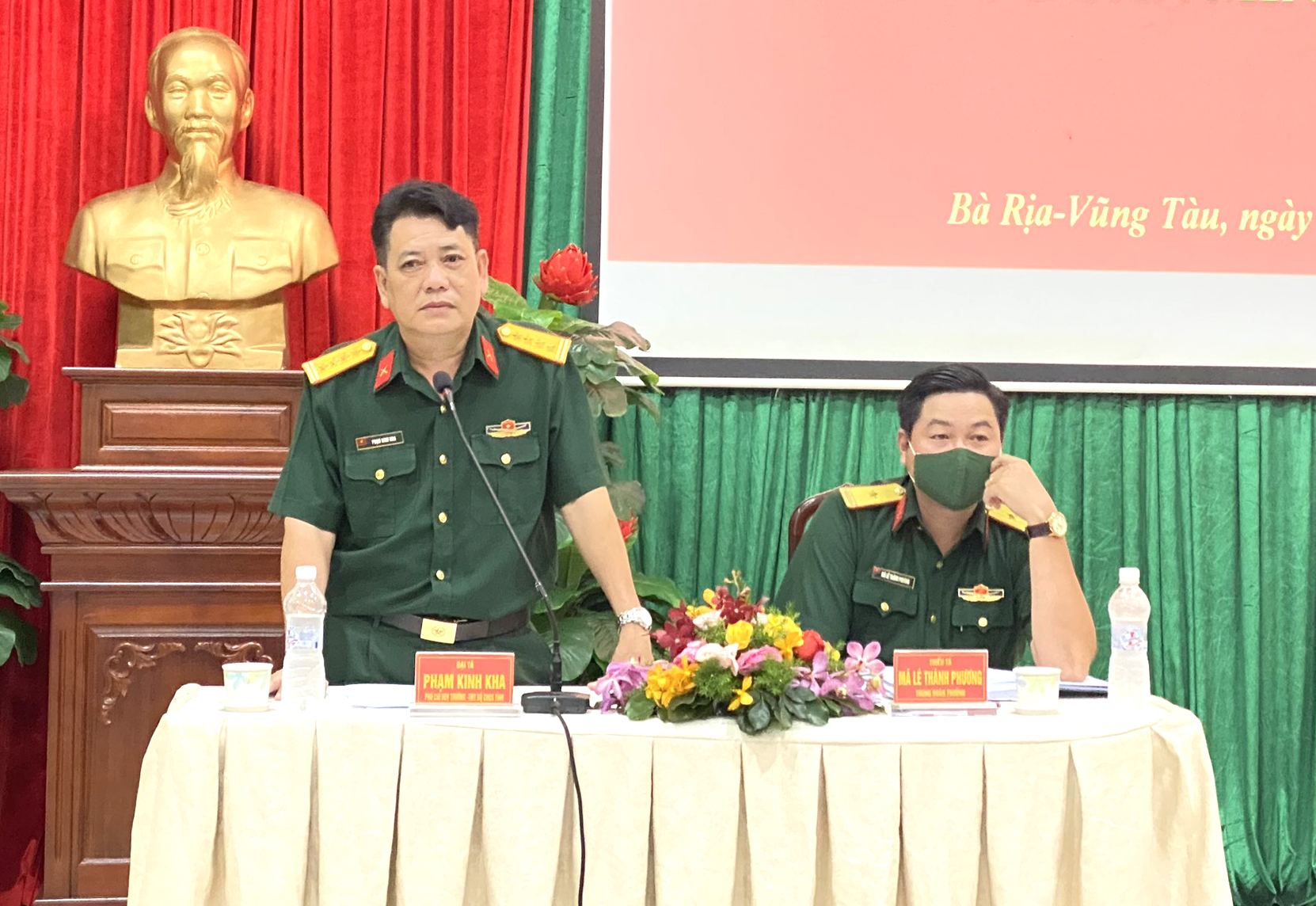 Đại tá Phạm Kinh Kha, Phó Chỉ huy trưởng, Tham mưu trưởng Bộ Chỉ huy Quân sự tỉnh giải đáp thắc mắc của các cán bộ, chiến sĩ Trung đoàn Minh Đạm.