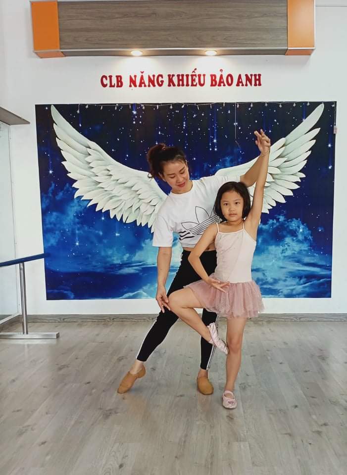 Chị Quỳnh dạy múa cho các học sinh tại CLB Bảo Anh