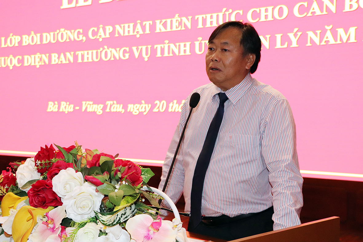 PGS. TS Nguyễn Quốc Dũng, Giám đốc Học viên Chính trị Quốc gia Hồ Chí Minh khu vực II phát biểu bế giảng lớp bồi dưỡng.