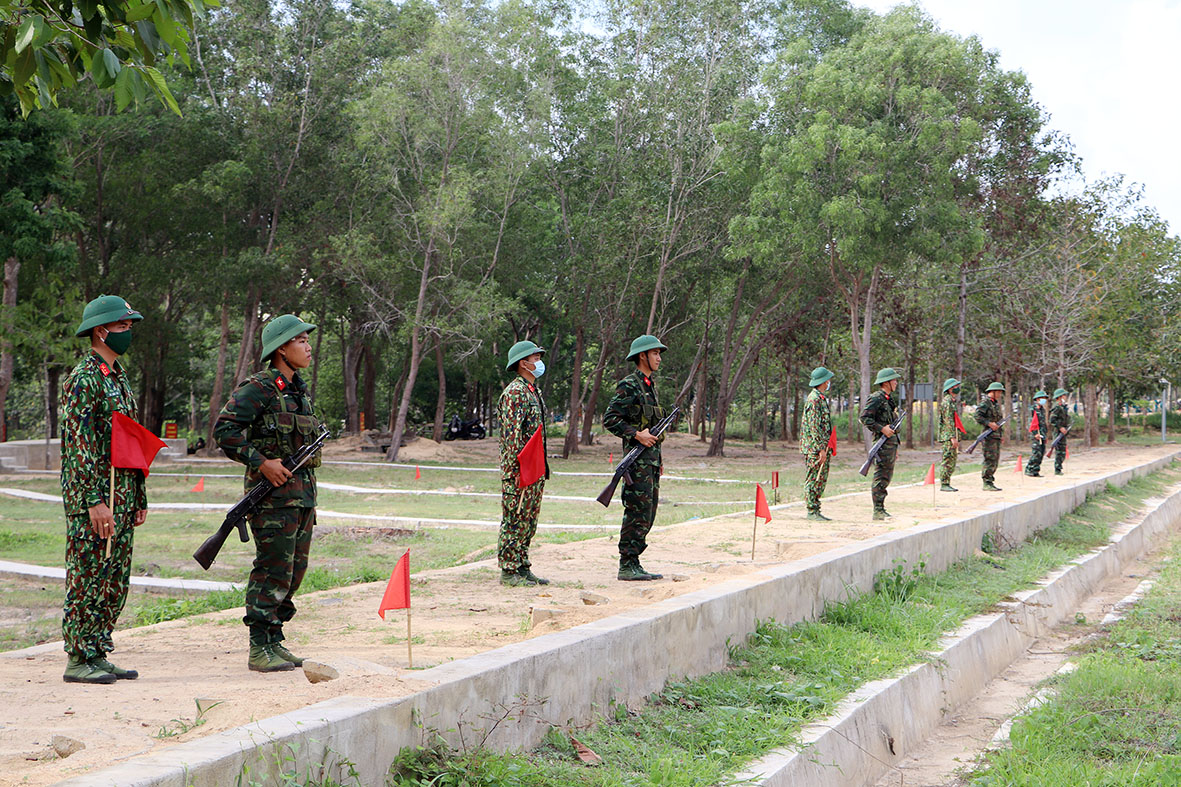 390 chiến sĩ mới được huấn luyện tại Trung đoàn Minh Đạm đều đã vượt qua các bài kiểm tra thực hành bắn súng, ném lựu đạn hay đánh bộc phá.