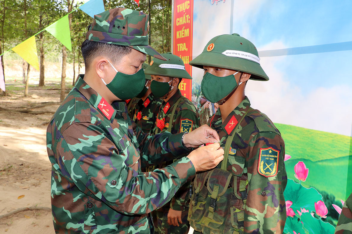 Các chiến sĩ có thành tích tốt trong bài kiểm tra thực hành bắn súng được lãnh đạo Trung đoàn Minh Đạm cài hoa chúc mừng.