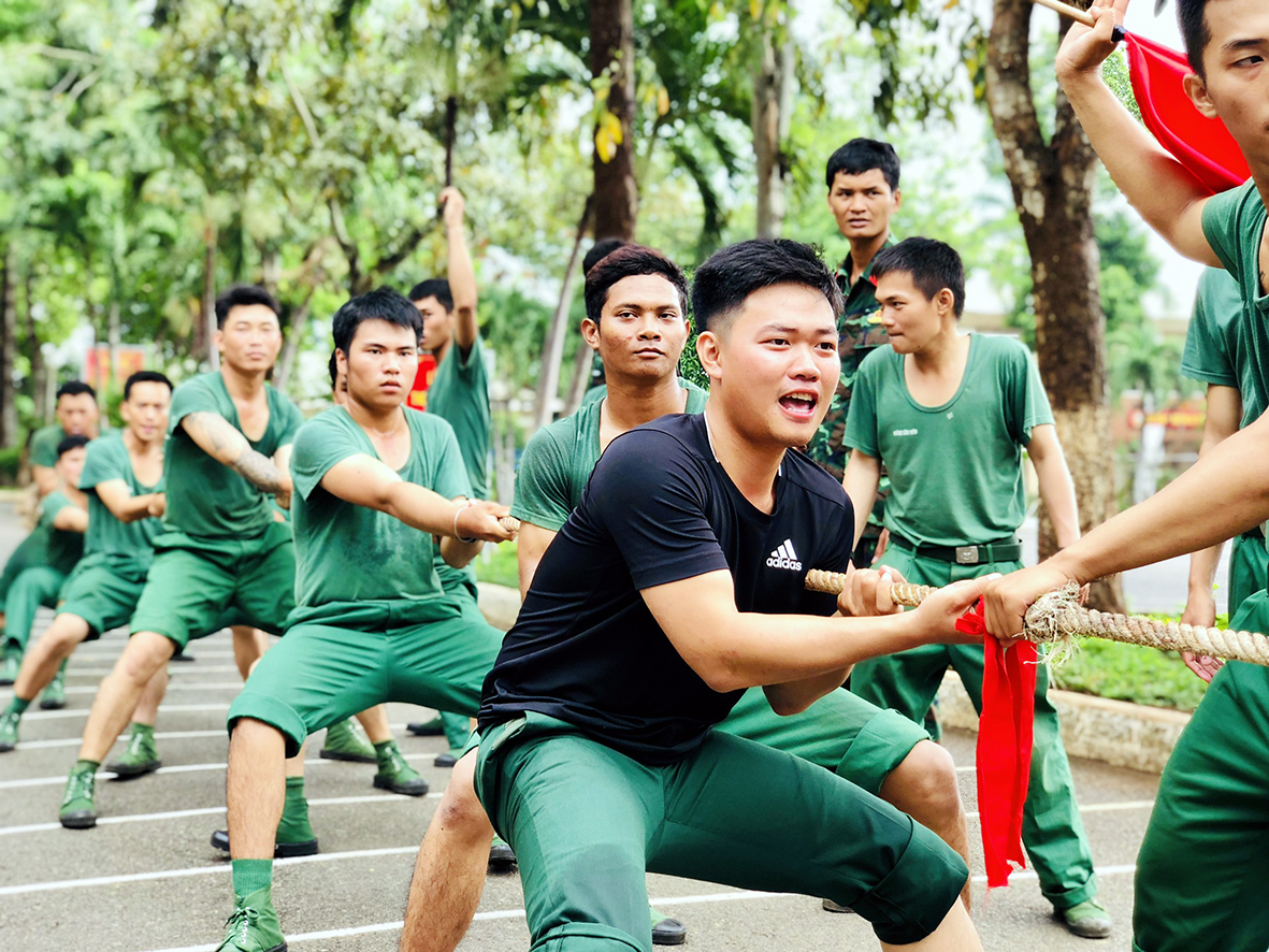 Trong giờ giải lao, cán bộ, lãnh đạo của Trung đoàn Minh Đạm luôn tạo điều kiện để các chiến sĩ trẻ có những hoạt động thể dục thể thao, vui chơi giải trí và thắt chặt tình đồng đội. 