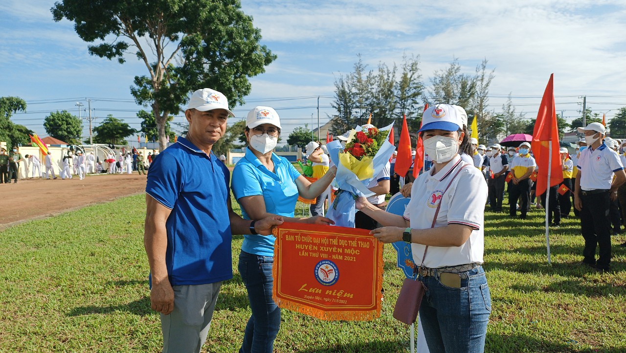 các đại biểu tặng cở, hoa các đoàn tham dự lễ khai mạc đại hội