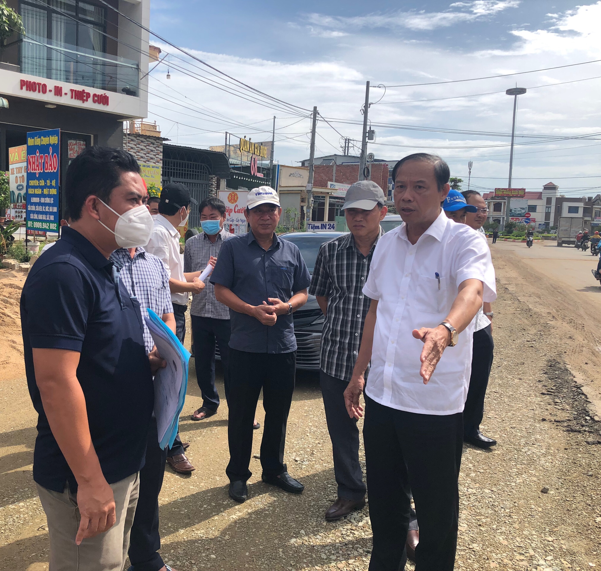 Chủ đầu tư dự án nâng cấp, mở rộng đường ven biển, đoạn từ cầu Cửa Lấp đến ngã ba Lò Vôi (huyện Long Điền) trình bày với Chủ tịch UBND tỉnh về tiến độ thực hiện dự án.