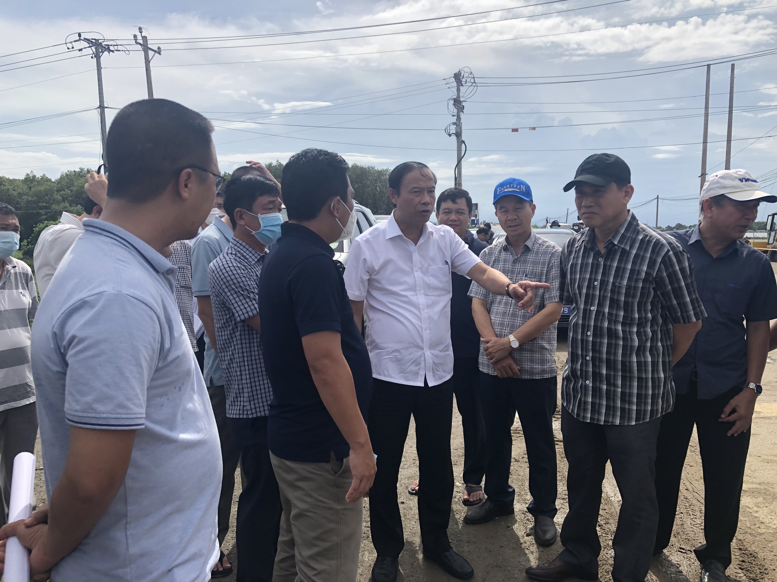 Chủ tịch UBND tỉnh Nguyễn Văn Thọ chỉ đạo các đơn vị đẩy nhanh tiến độ thực hiện dự án nâng cấp, mở rộng đường ven biển đoạn từ cầu Cửa Lấp đến ngã ba Lò Vôi (huyện Long Điền).