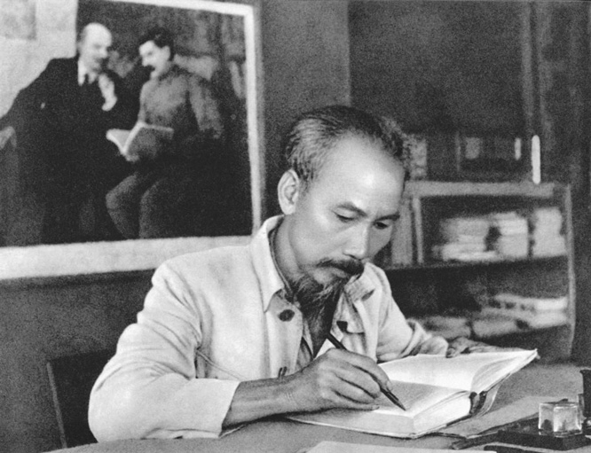 Chủ tịch Hồ Chí Minh trong phòng làm việc của Người tại căn cứ địa Việt Bắc năm 1951.  (Ảnh: Tạp chí Tuyên giáo)