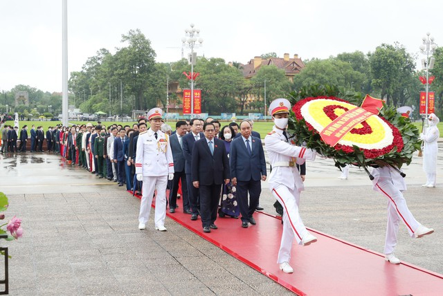 Trước giờ khai mạc kỳ họp thứ 3, Quốc hội khóa XV, lãnh đạo Đảng, Nhà nước và các đại biểu Quốc hội đã vào Lăng viếng Chủ tịch Hồ Chí Minh. 