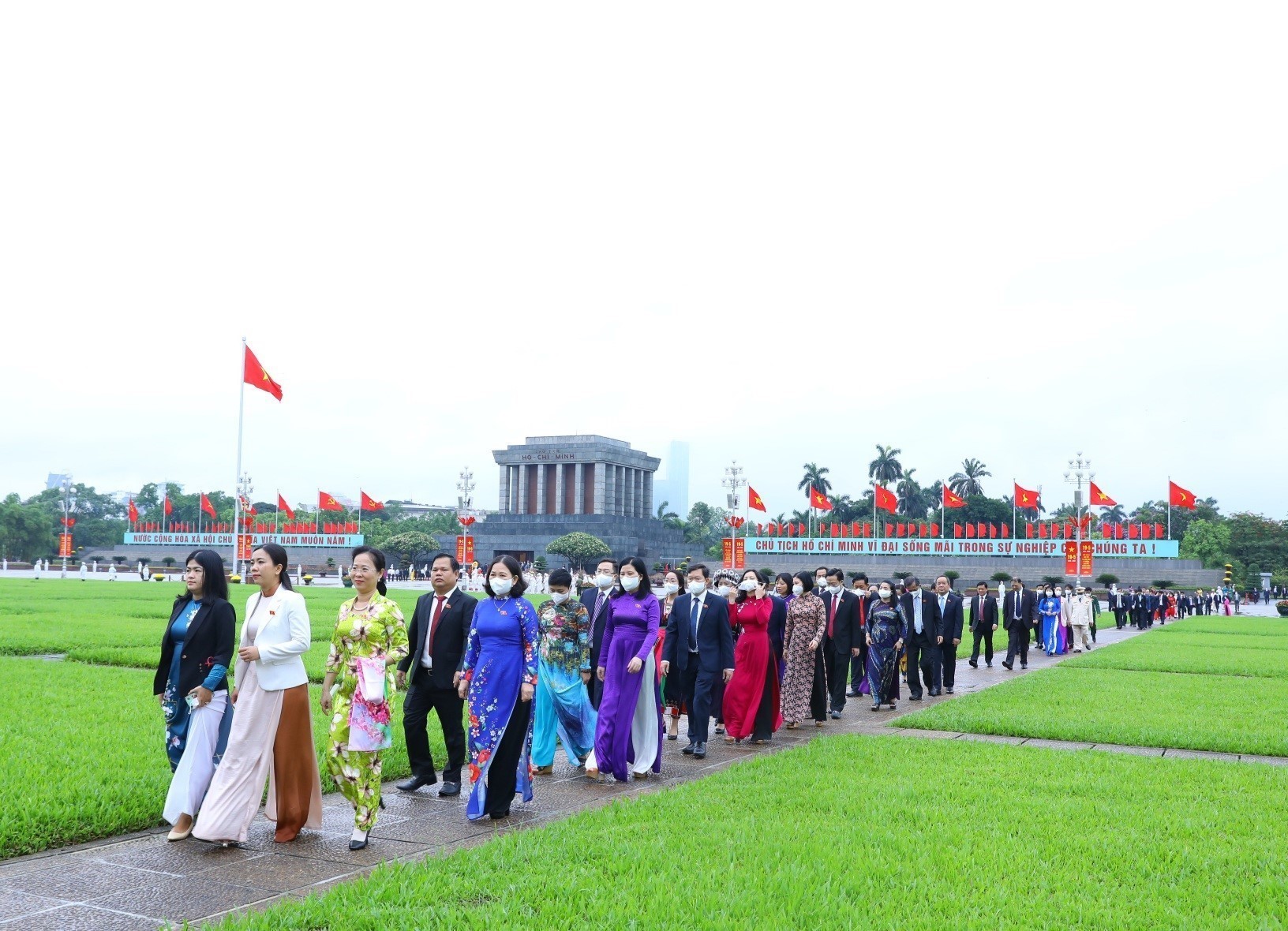 Các đại biểu Quốc hội vào Lăng viếng Chủ tịch Hồ Chí Minh.