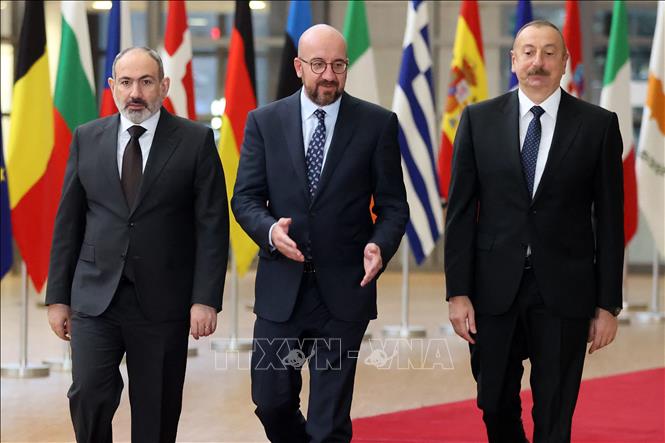 Thủ tướng Armenia Nikol Pashinyan, Chủ tịch Hội đồng châu Âu Charles Michel và Tổng thống Azerbaijan Ilham Aliyev trong một cuộc gặp ở Brussels (Bỉ).