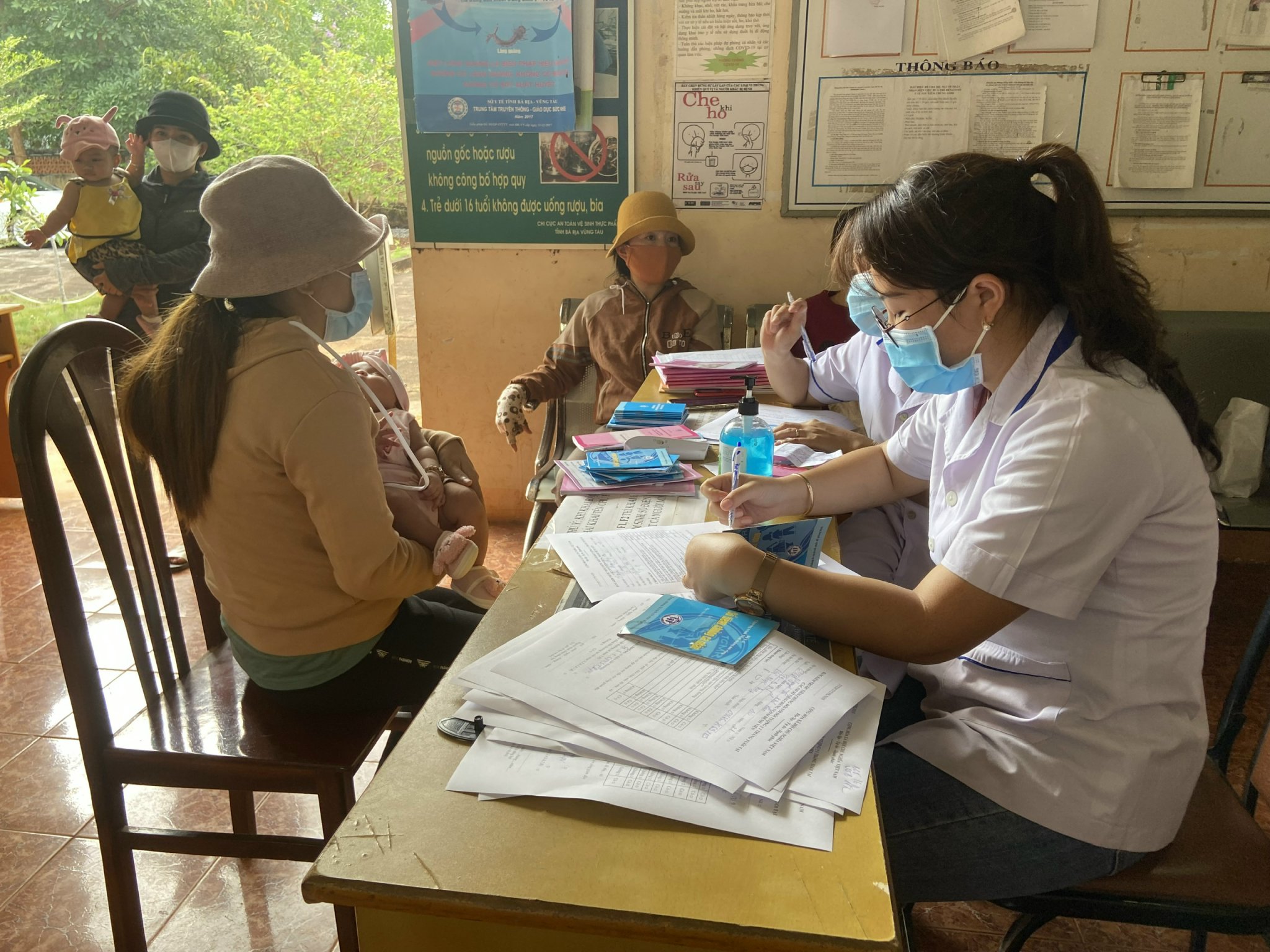 Người dân đến khám bệnh ở TYT xã Tân Lâm (huyện Xuyên Mộc).