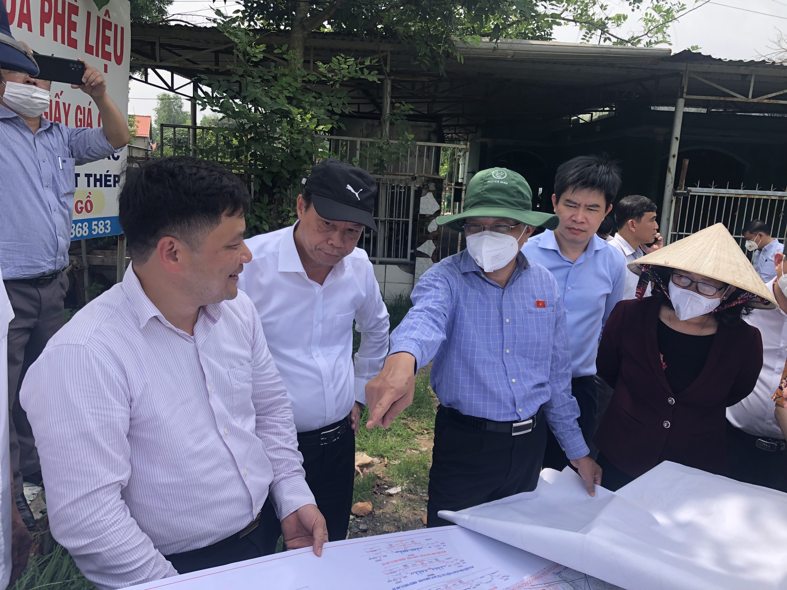 Đoàn công tác Uỷ ban kinh tế Quốc hội trao đổi với lãnh đạo tỉnh về bản đồ hướng tuyến, tại nút giao nhau giữa đường liên kết cảng và tuyến cao tốc Biên Hoà-Đồng Nai.