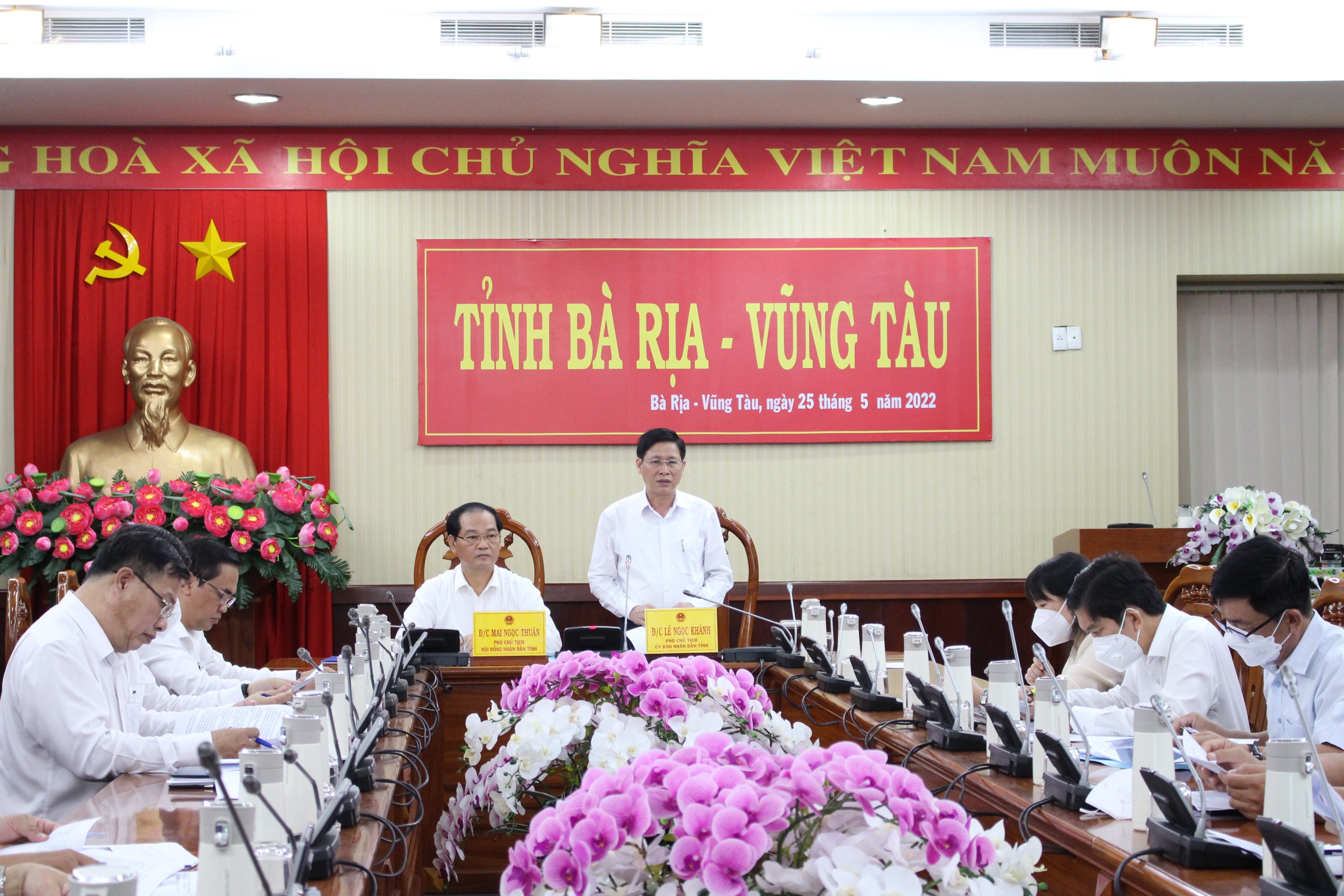 Ông Mai Ngọc Thuận, Phó Chủ tịch HĐND tỉnh và ông Lê Ngọc Khánh, Phó Chủ tịch UBND tỉnh đồng chủ trì cuộc họp.