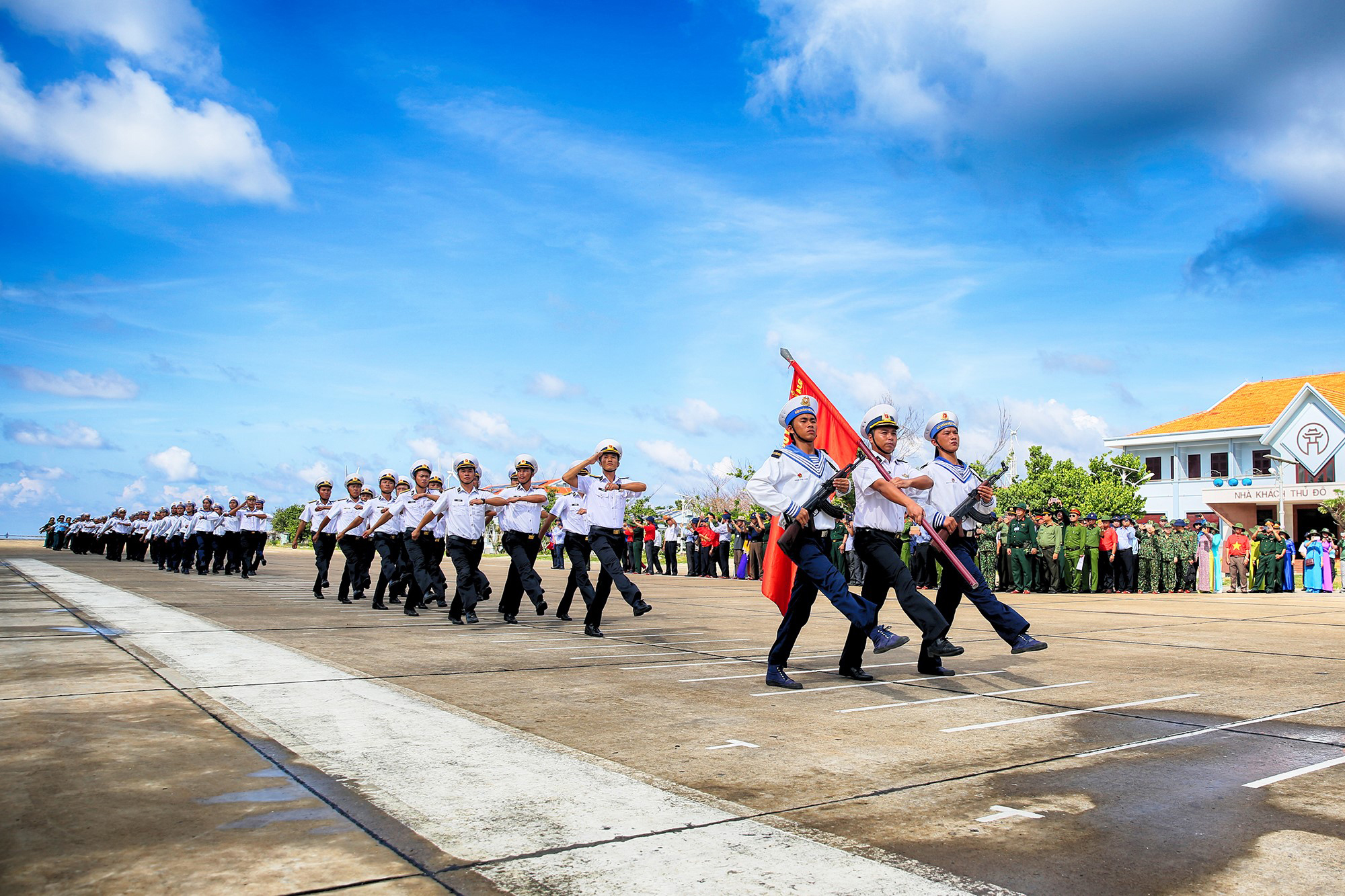 Thi đua huấn luyện giỏi, giữ chắc tay súng, canh giữ biển, đảo quê hương.