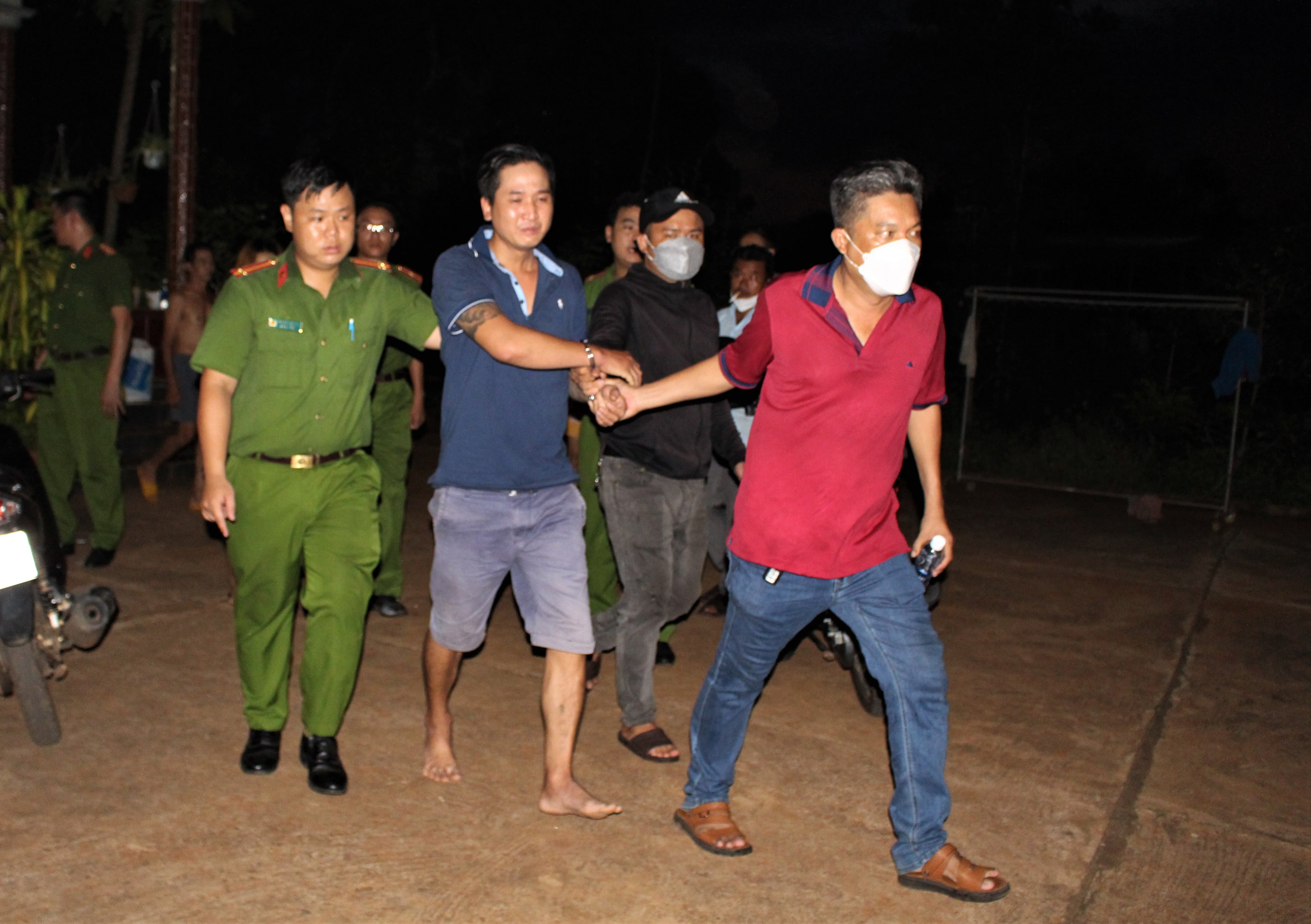 Lực lượng công an áp giải Nguyễn Xuân Hoàn về trụ sở để điều tra.