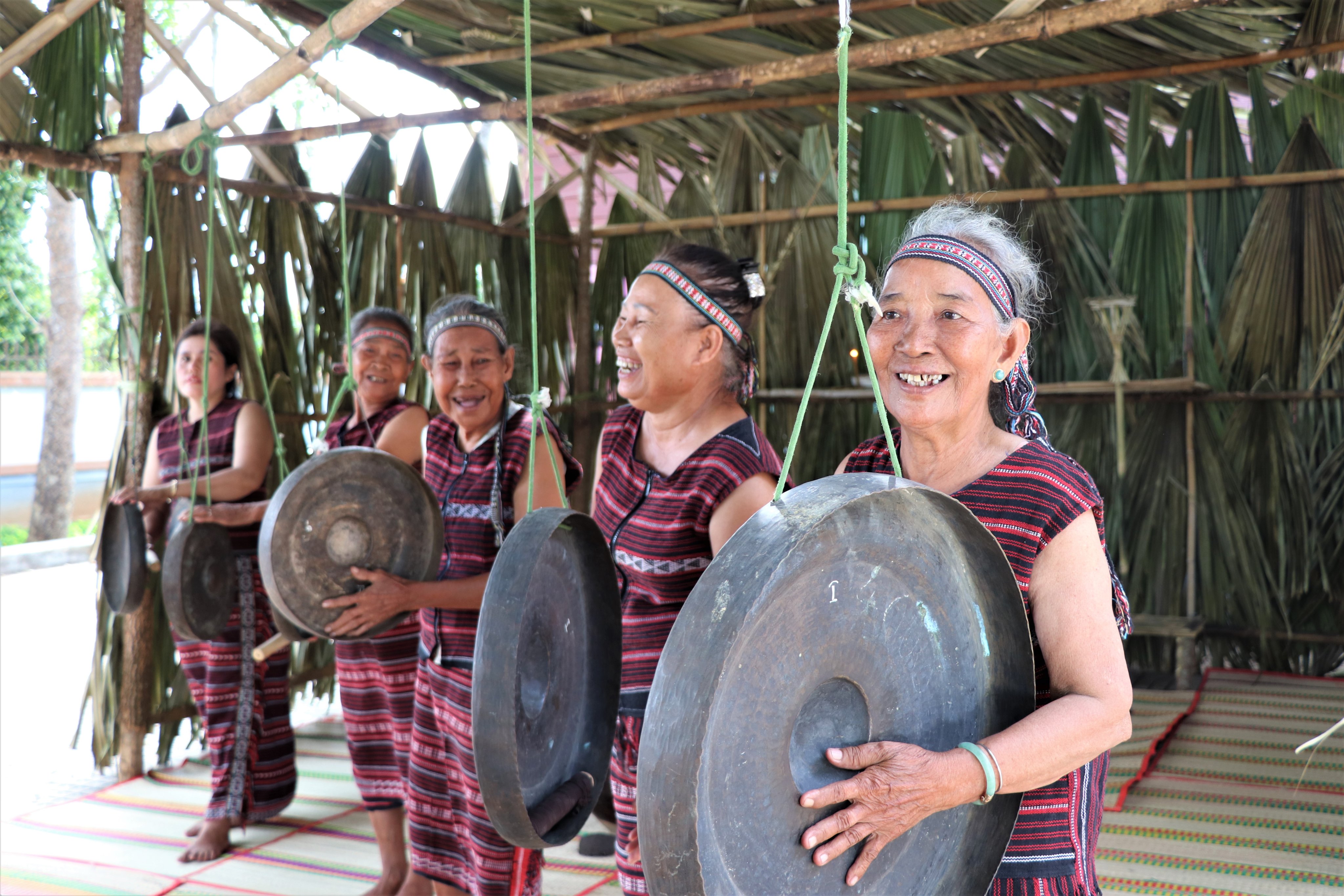 Đánh cồng chiêng là một sinh hoạt văn hóa không thể thiếu trong Lễ hội Yang Va.