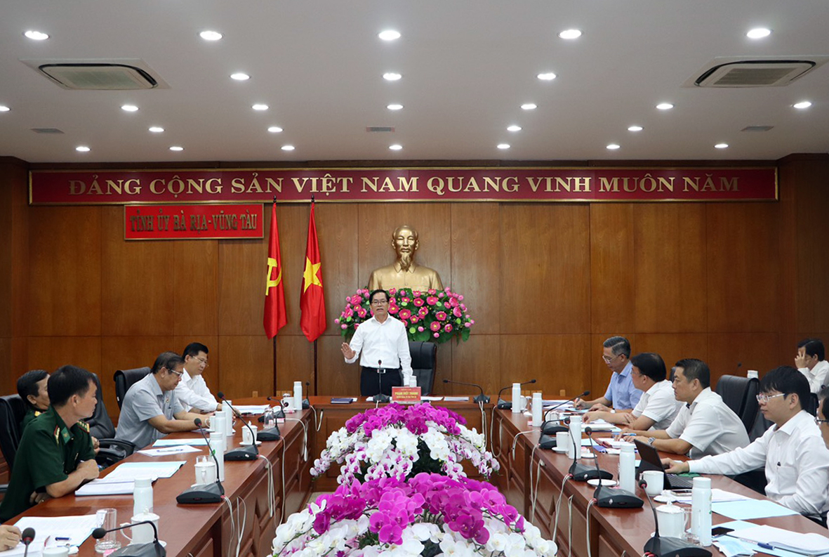 Ông Phạm Viết Thanh, Ủy viên Trung ương Đảng, Bí thư Tỉnh ủy phát biểu chỉ đạo tại cuộc họp.