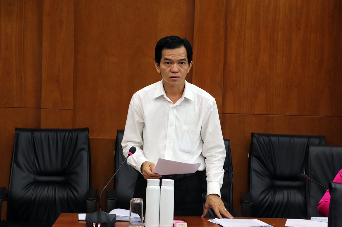 Ông Dương Trọng Hiếu, Chánh Văn phòng Tỉnh ủy báo cáo về công tác xây dựng Đảng 5 tháng đầu năm 2022.