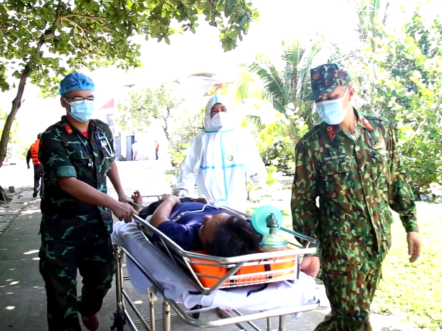 Bác sĩ quân y Trung tâm Y tế thị trấn Trường Sa cấp cứu ngư dân bị nạn trên biển.