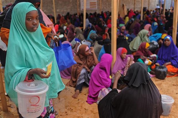 Người dân chờ nhận lương thực cứu trợ tại Mogadishu, Somalia.