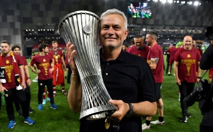 Hlv Mourinho giành chức vô địch Europa Conference League.