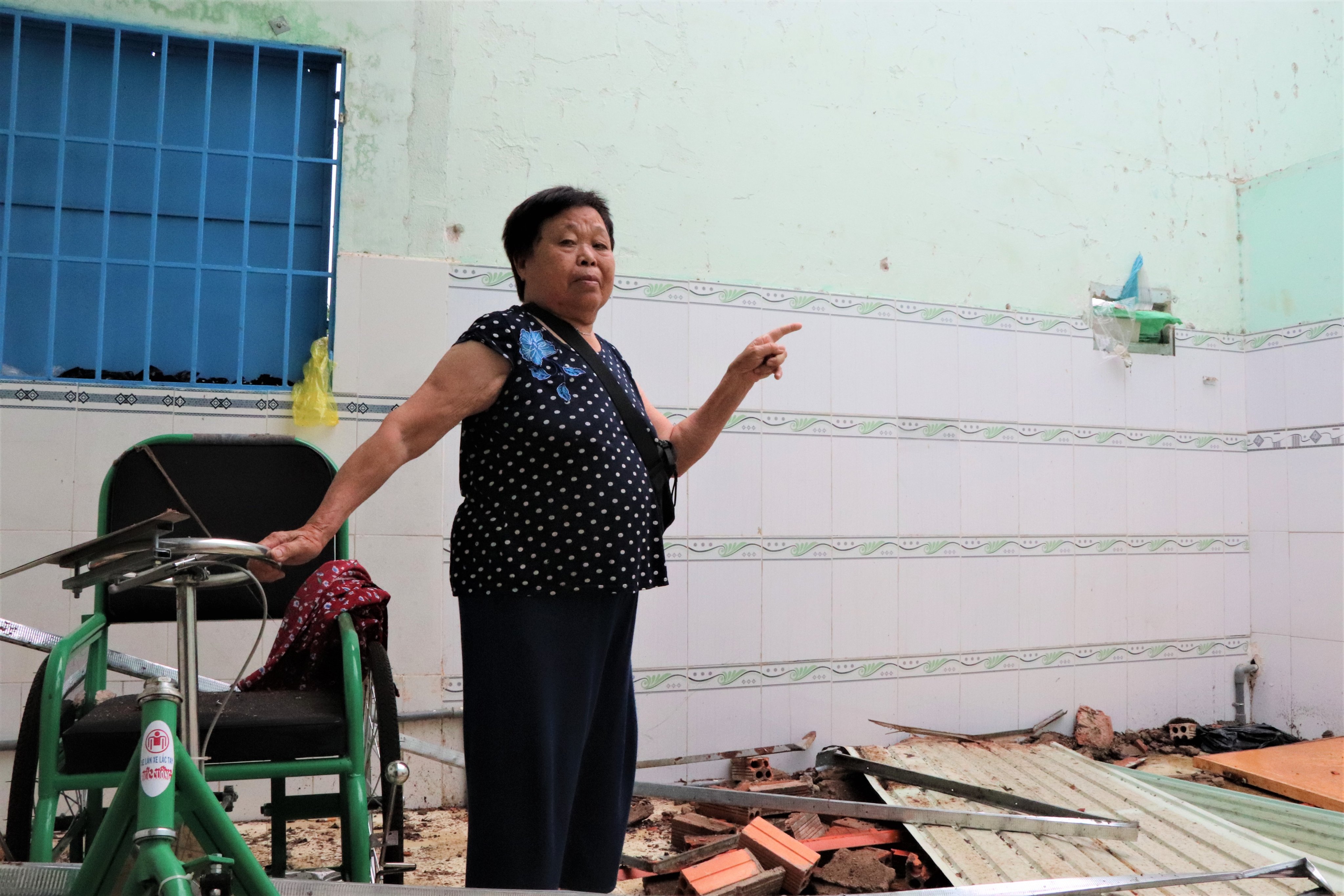 Bà Trịnh Thị Bào trong căn nhà trọ bị tốc mái.  