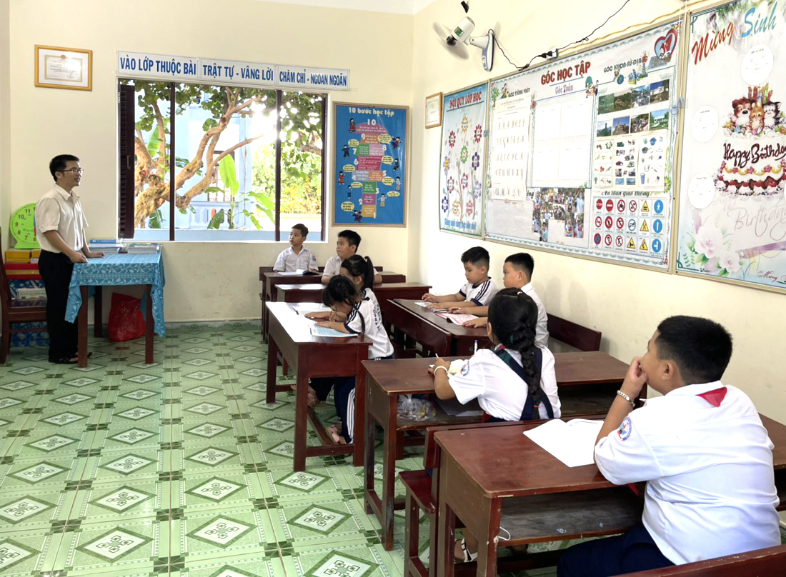 Lớp học “6 trong 1” của thầy giáo Bành Hữu Tình trên đảo Trường Sa lớn.