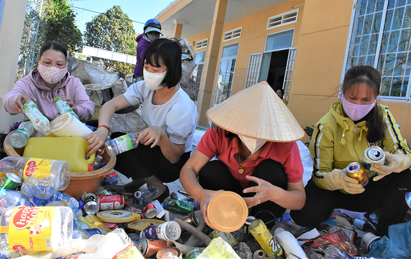 Hội viên phụ nữ phường Kim Dinh (TP. Bà Rịa) phân loại phế liệu bán giúp đỡ phụ nữ, trẻ em nghèo tại địa phương.