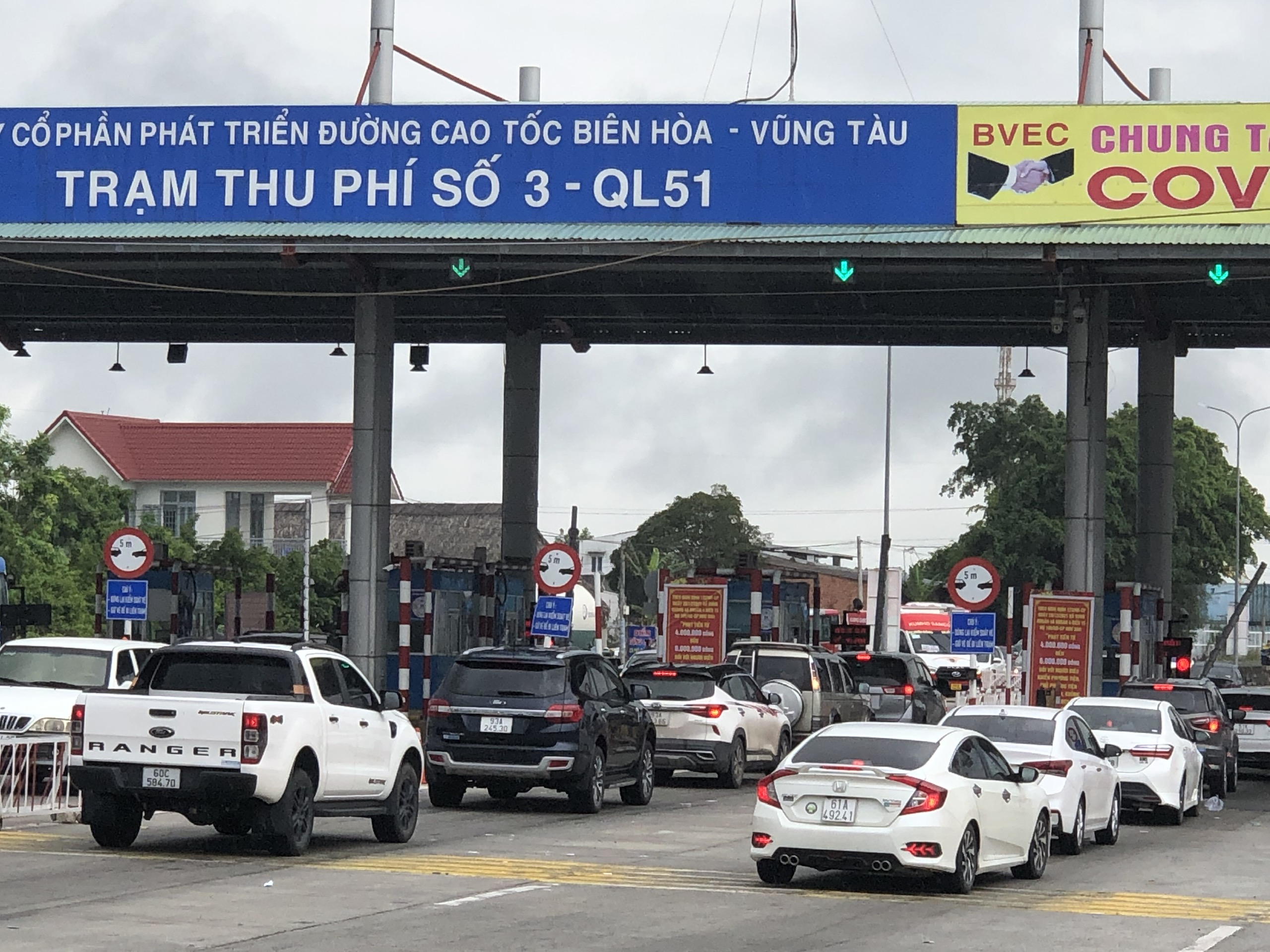 Việc thu phí thủ công trên tuyến QL51 là một trong những nguyên nhân dẫn đến ùn tắc giao thông  tại tuyến đường này vào các dịp cao điểm lễ, Tết. (Ảnh chụp tại Trạm thu phí T3, xã Tân Hải, TX.Phú Mỹ)