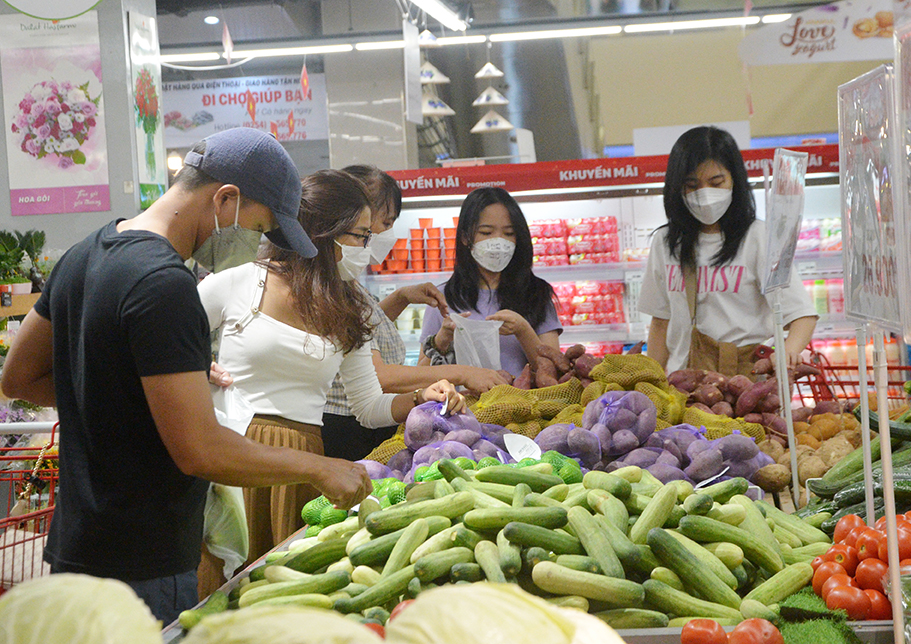Giá xăng dầu tăng khiến chi phí đầu vào tăng đã tác động lên giá hàng hóa, dịch vụ. Trong ảnh: Người dân mua rau củ tại Lotte Mart Vũng Tàu.