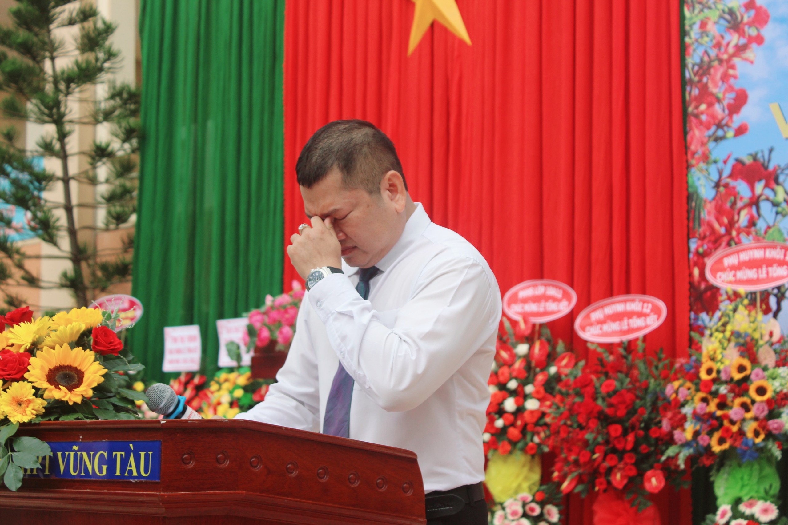 Thầy Võ Văn Tuấn, giáo viên chủ nhiệm lớp 12A14 xúc động trong khoảnh khắc chia tay học sinh cuối cấp.