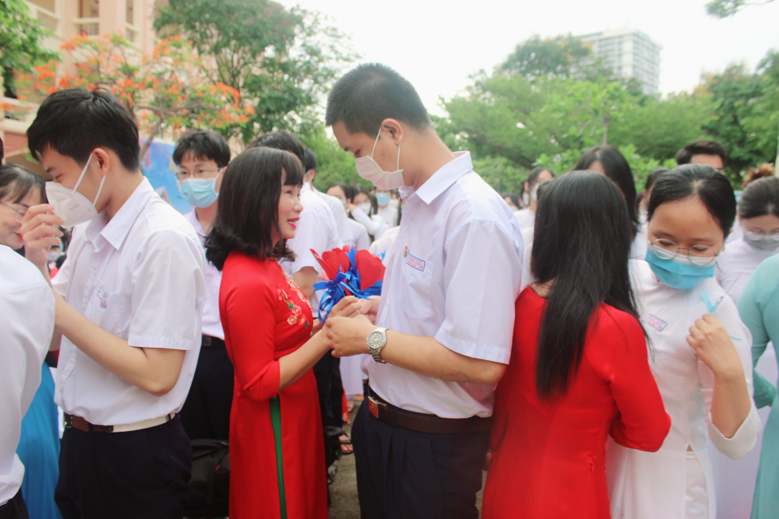 Giáo viên chủ nhiệm tặng cây may mắn với những lời chúc, lời nhắn gửi tới học sinh lớp 12.