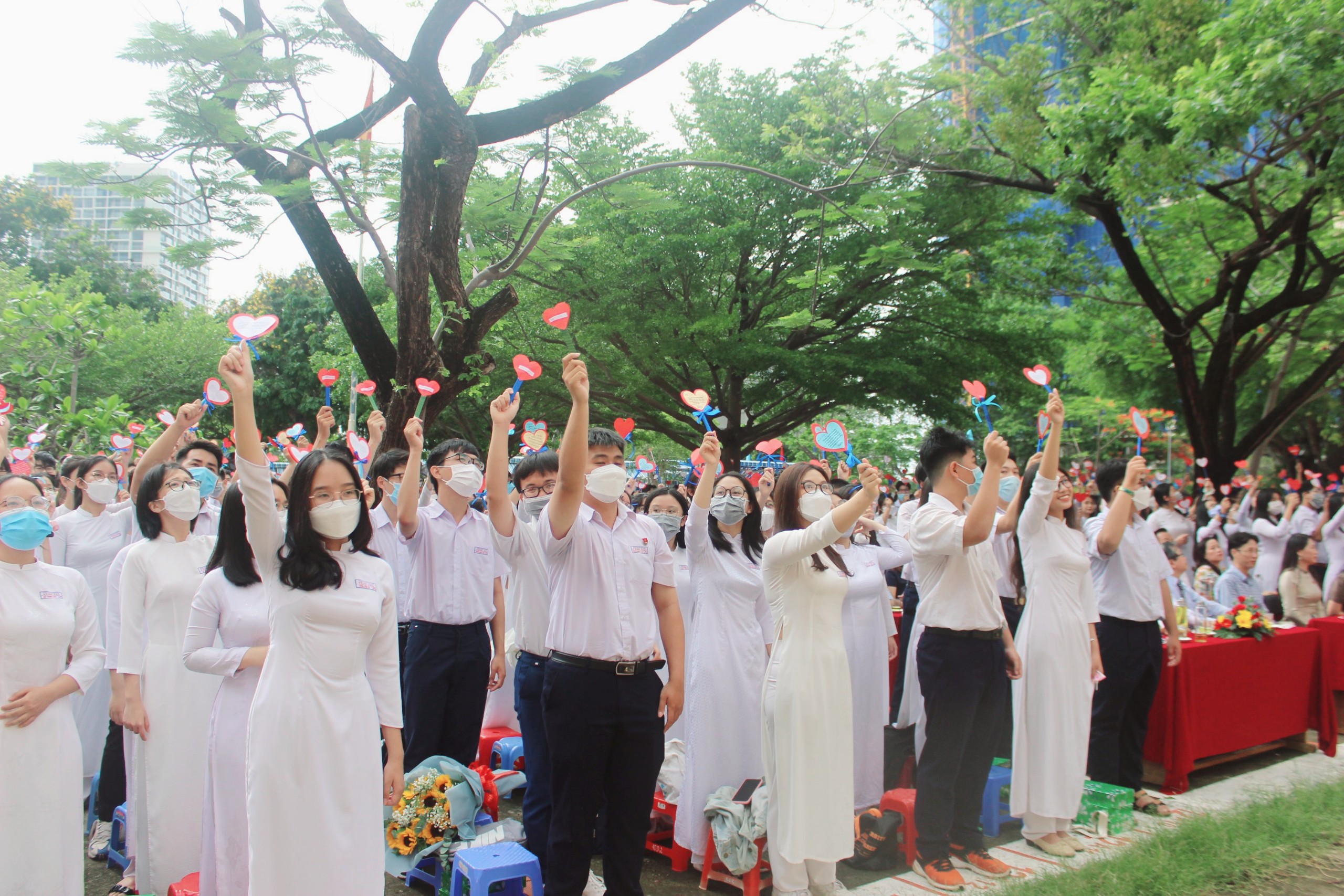 Các em học sinh lớp 12 giơ cao cây may mắn thay cho lời cảm ơn gửi tới các thầy cô.