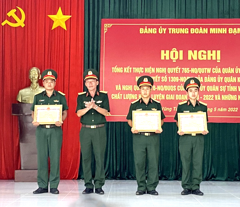 Đảng ủy Trung đoàn Minh Đạm khen thưởng 1 tập thể và 3 cá nhân có thành tích xuất sắc trong tổ chức thực hiện Nghị quyết 765-NQ/QUTW.