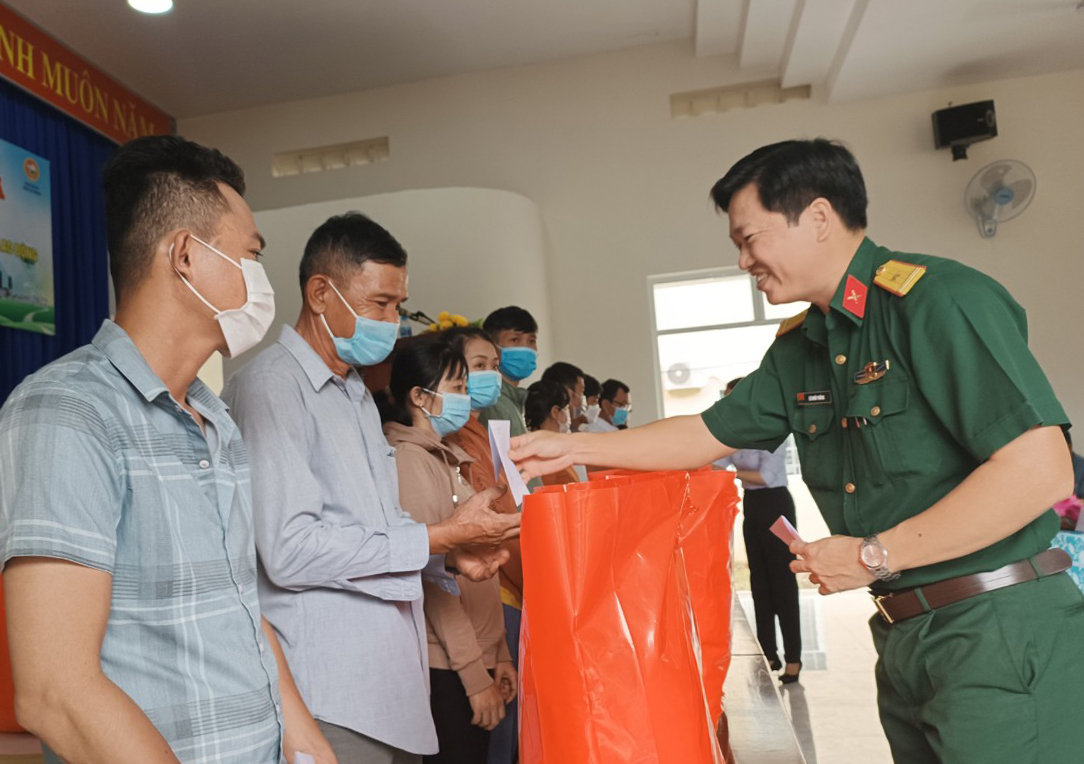 Đại diện Ban CHQS huyện Xuyên Mộc trao quà cho đoàn viên công đoàn có hoàn cảnh khó khăn trên địa bàn huyện.
