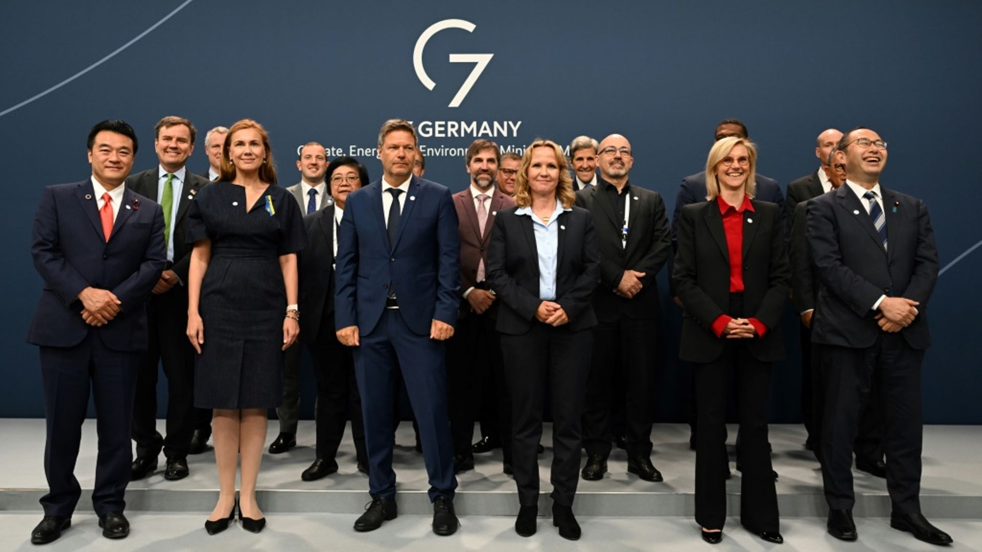 Bộ trưởng khí hậu, môi trường và năng lượng các nước G7 chụp ảnh chung tại hội nghị ở Berlin, Đức.