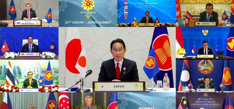 Thủ tướng Nhật Bản Fumio Kishida (giữa) dự Hội nghị cấp cao ASEAN - Nhật Bản theo hình thức trực tuyến, ngày 27/10/2021.