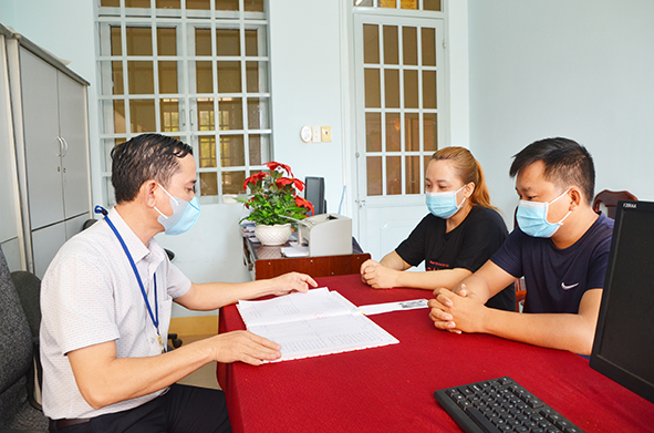 Ông Nguyễn Đức Hậu (bìa trái), công chức Tư pháp-Hộ tịch xã Suối Rao (huyện Châu Đức) lắng nghe, giải đáp kiến nghị của người dân trên địa bàn.