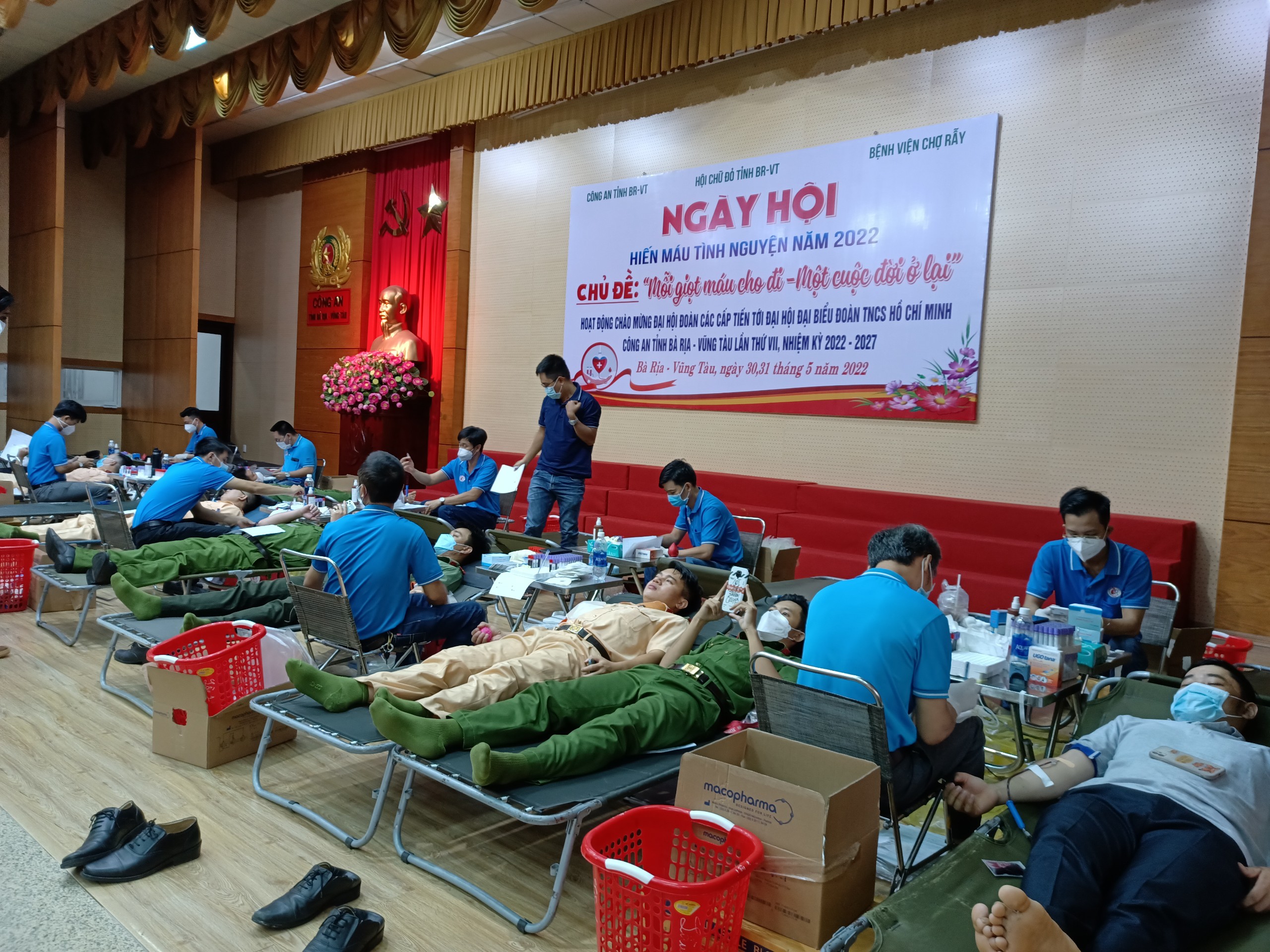Các CBCS tham gia hiến máu tình nguyện