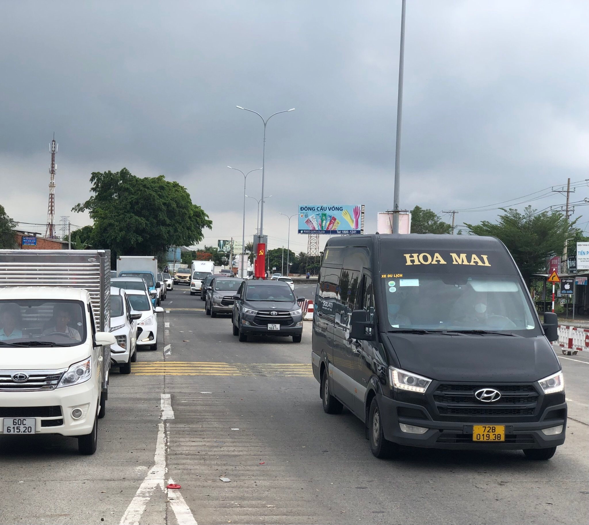Giá xăng tăng cao, DN vận tải đối mặt với nhiều khó khăn nhưng vẫn không tăng giá vé.