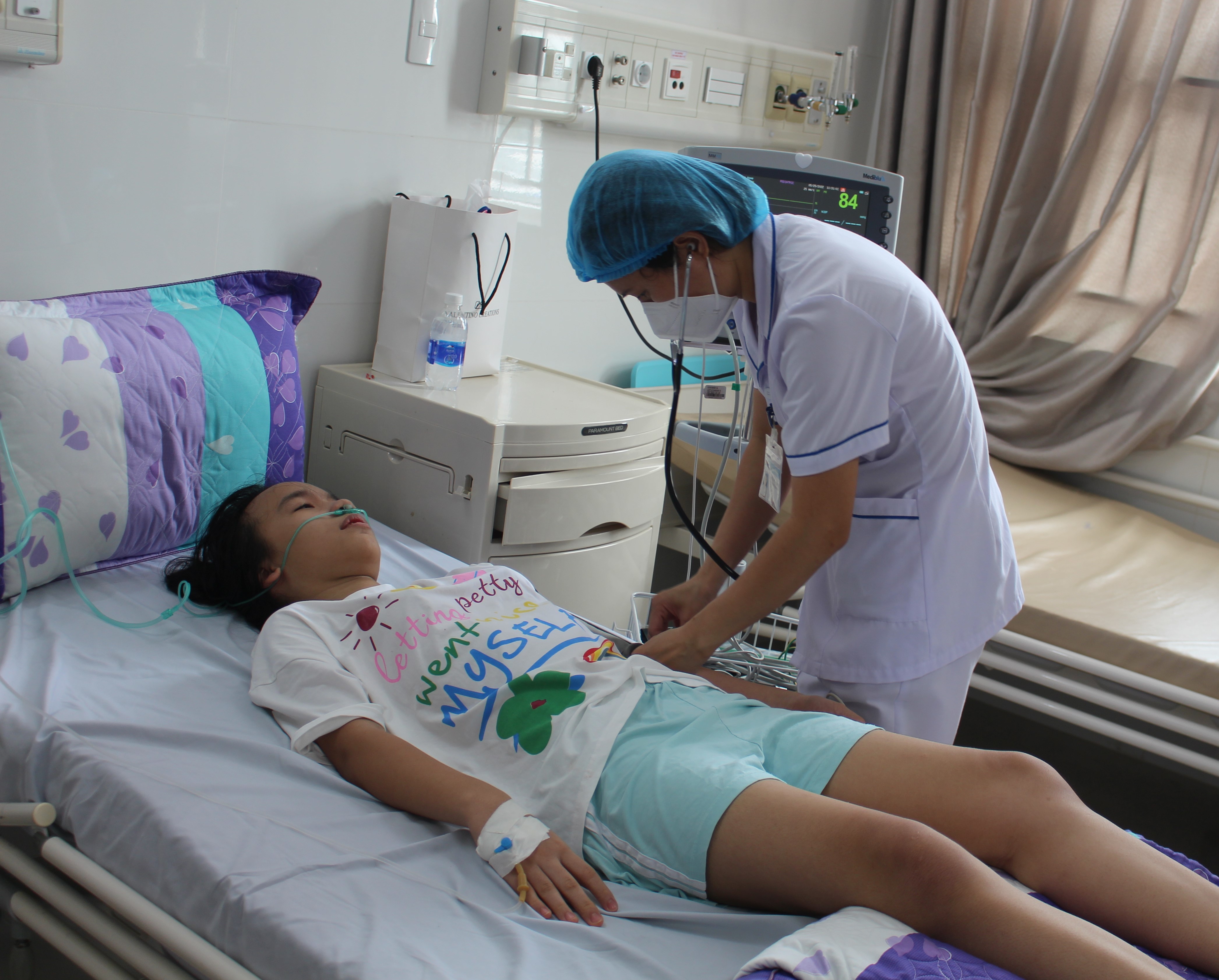 Bệnh nhi Phạm Phương Linh được điều trị tích cực tại Phòng Cấp cứu (Khoa Nhi, Bệnh viện Vũng Tàu).