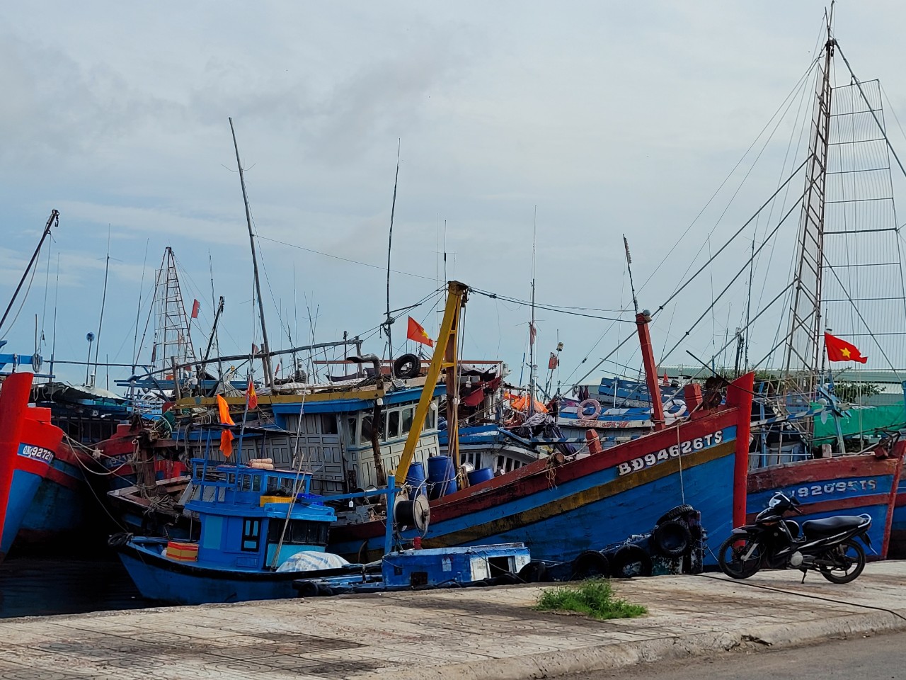 Tàu cá của ngư dân huyện Long Điền neo đậu tại cảng.