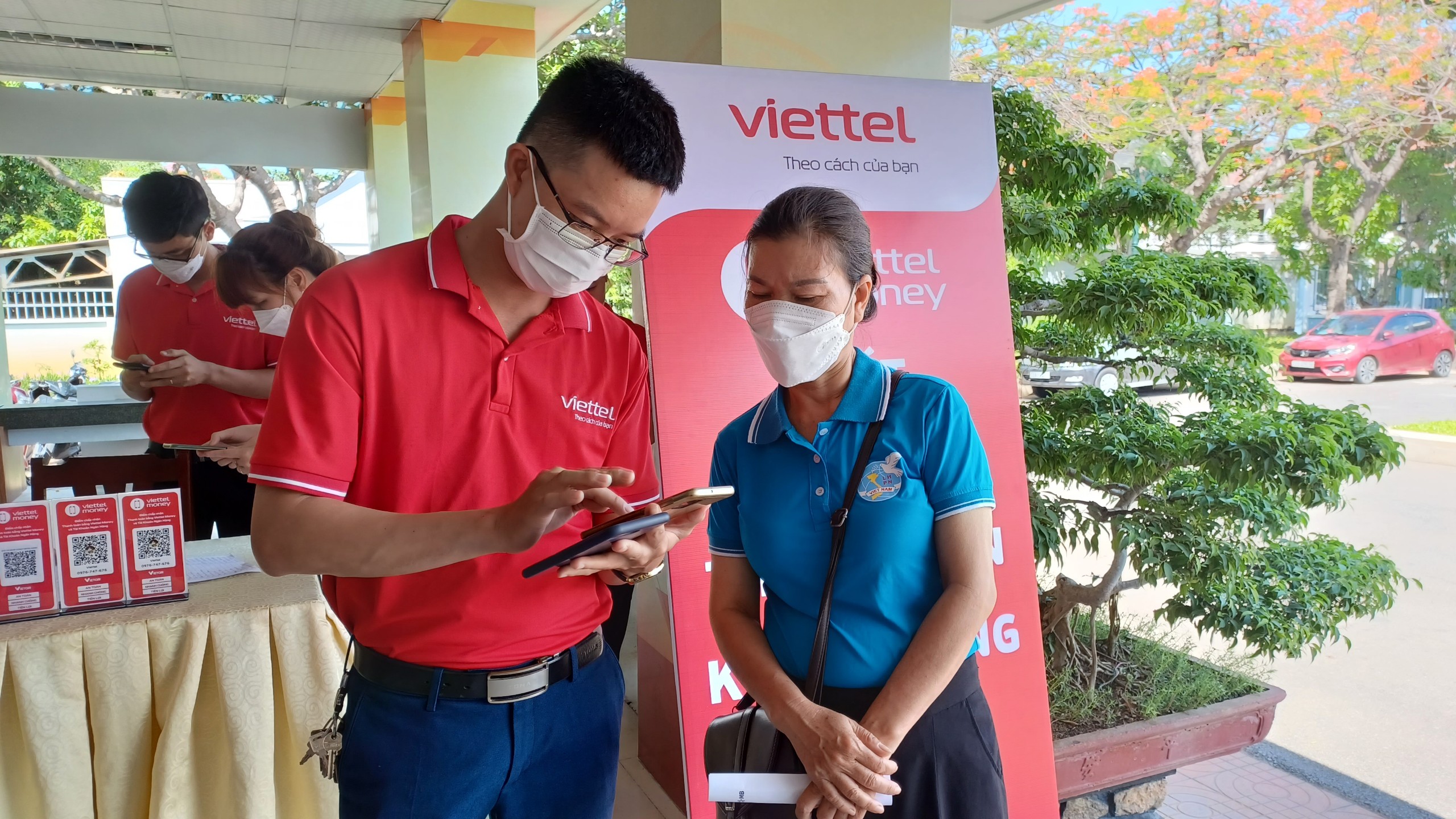 Đại diện Viettel BR-VT hướng dẫn người dân cài đặt ứng dụng bên lề hội nghị.