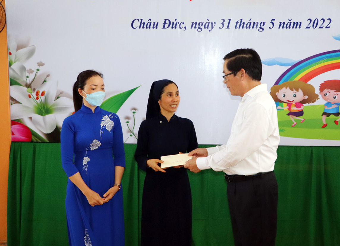 Ông Phạm Viết Thanh tặng quà cho cán bộ, giáo viên, nhân viên, người lao động tại Trường khuyết tật trí tuệ tư thục Mai Linh.