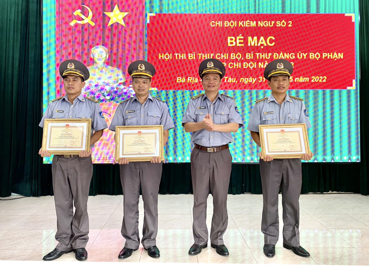 Ông Ngô Đăng Hoài, Bí thư Đảng ủy Chi đội Kiểm ngư số 2 trao giải cho các thí sinh.