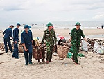 Thu gom hơn 2 tấn rác thải trôi dạt vào bờ biển