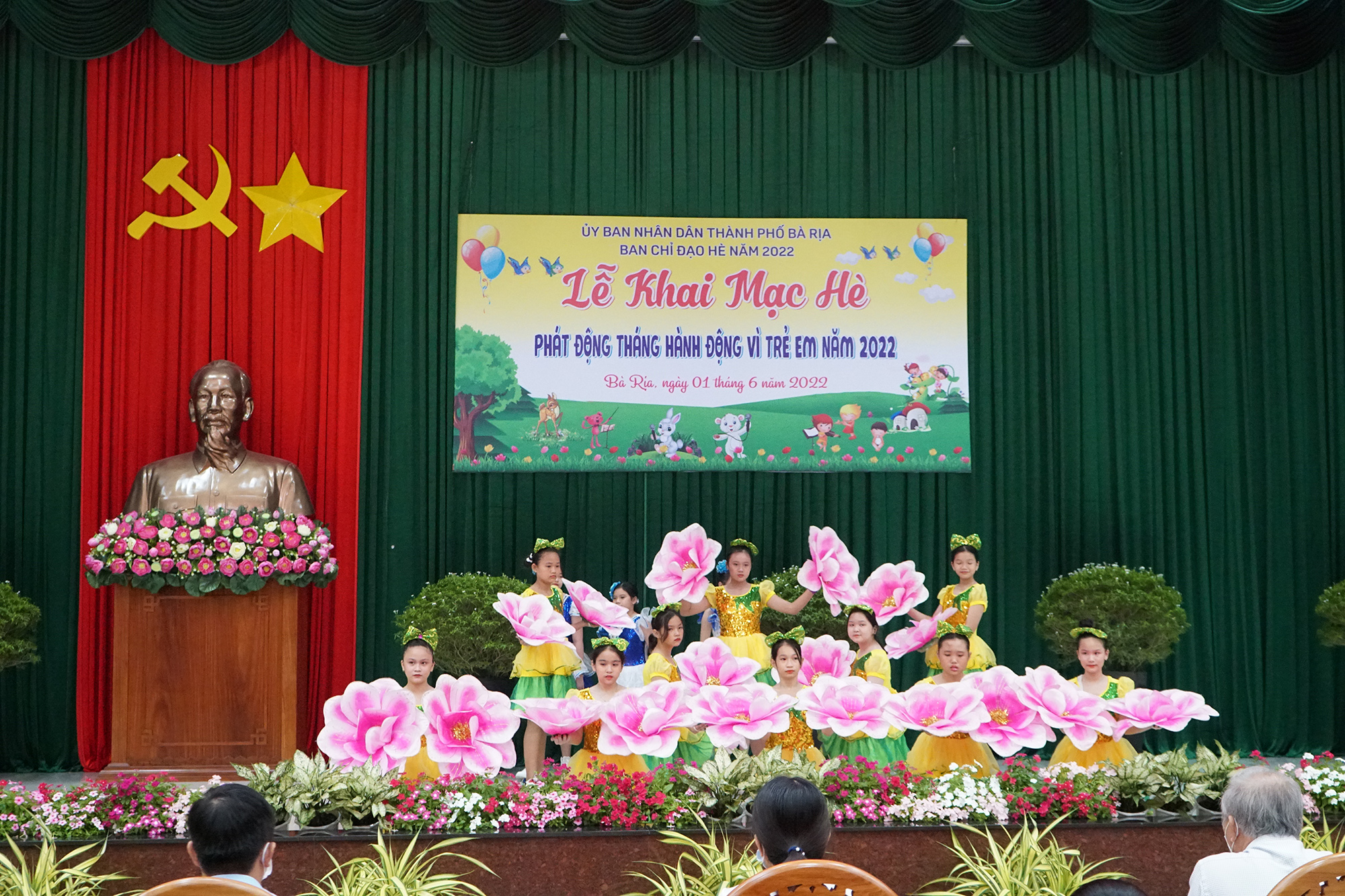 Học sinh Trường TH Lê Lợi, TP. Bà Rịa biểu diễn tiết mục múa hát “Ai yêu Bác Hồ Chí Minh hơn thiếu niên nhi đồng” tại chương trình. 