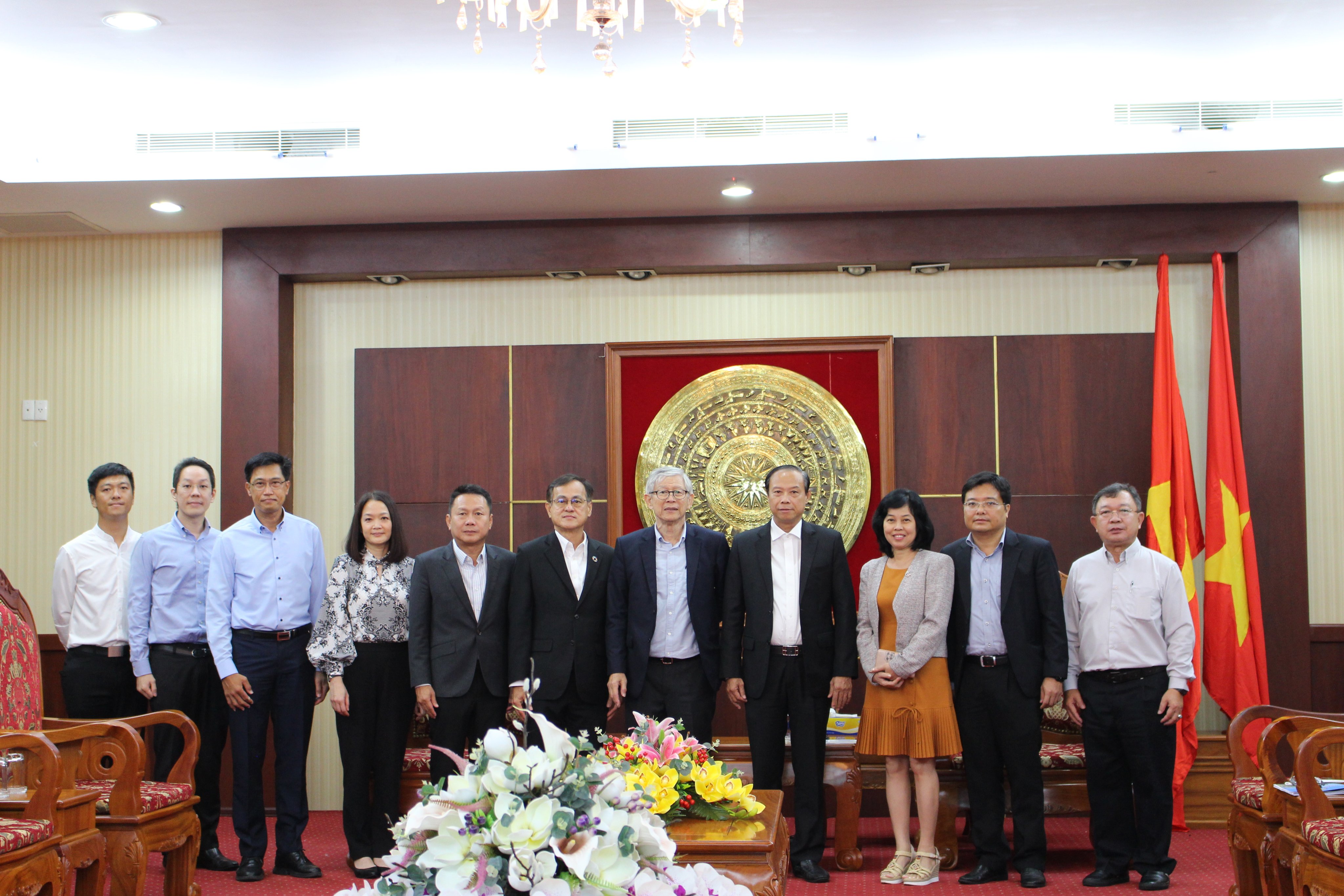 Chủ tịch UBND tỉnh Nguyễn Văn Thọ và đại diện các sở, ngành chụp hình lưu niệm với lãnh đạo tập đoàn SCG.